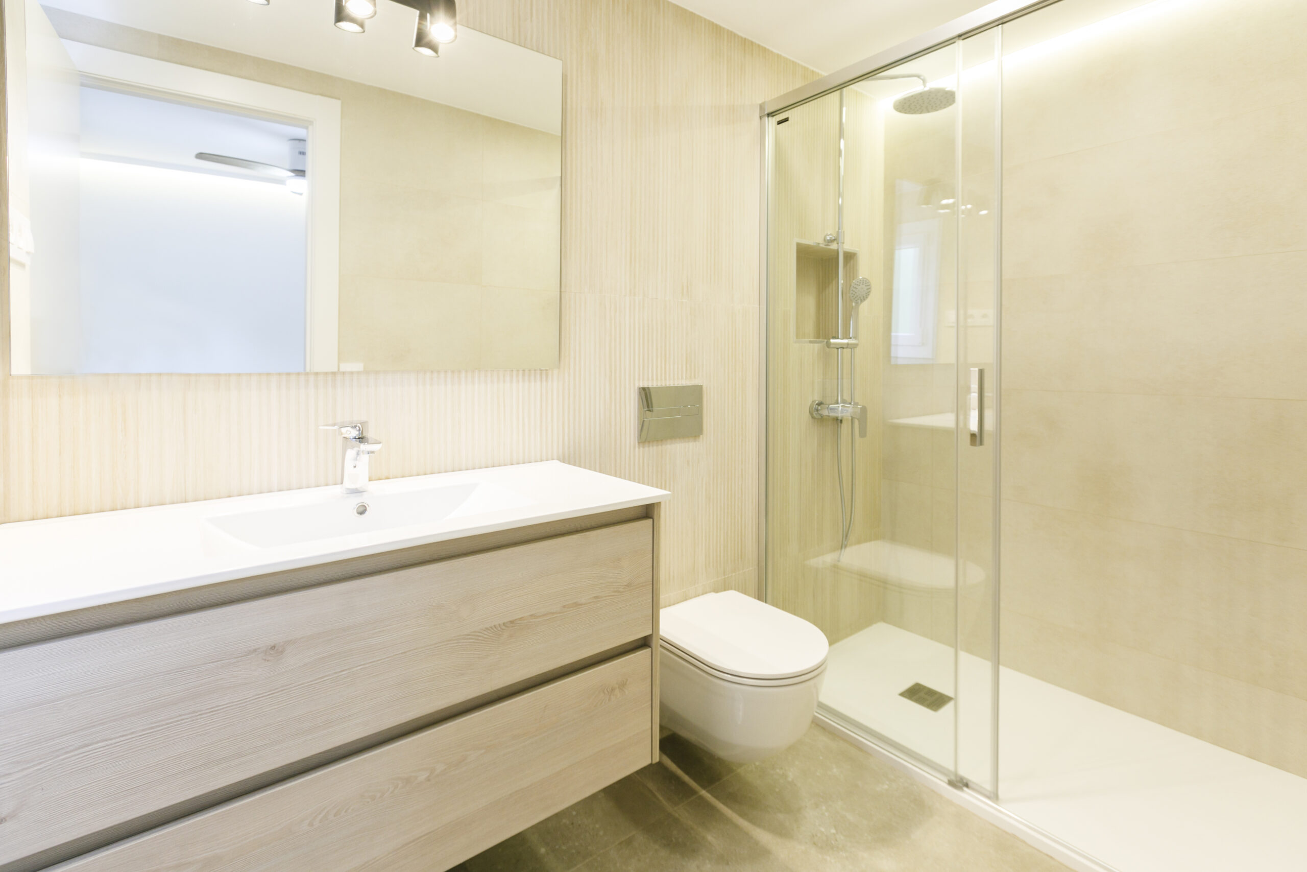 Baño recién reformado con ideas de baños sin azulejos