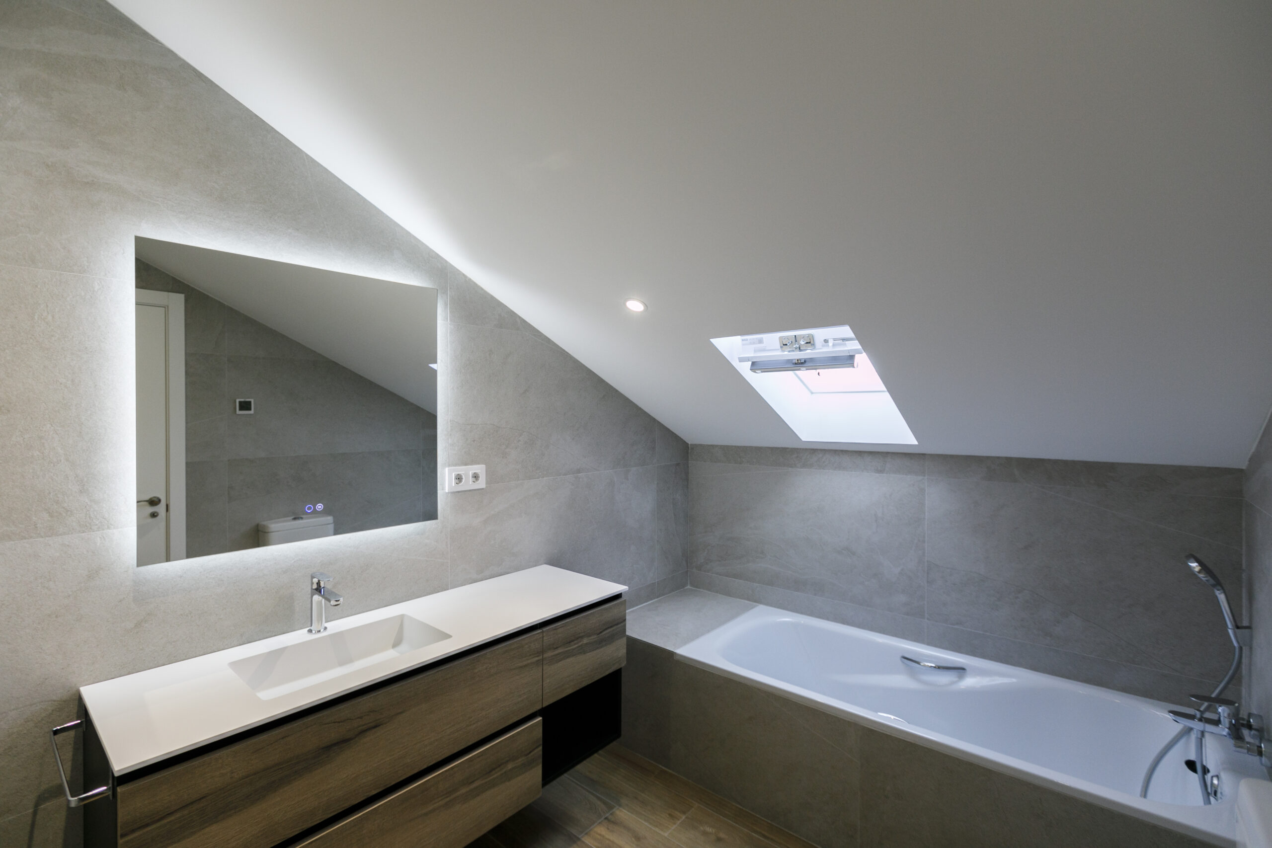 Cuarto de baño con tragaluz en el techo