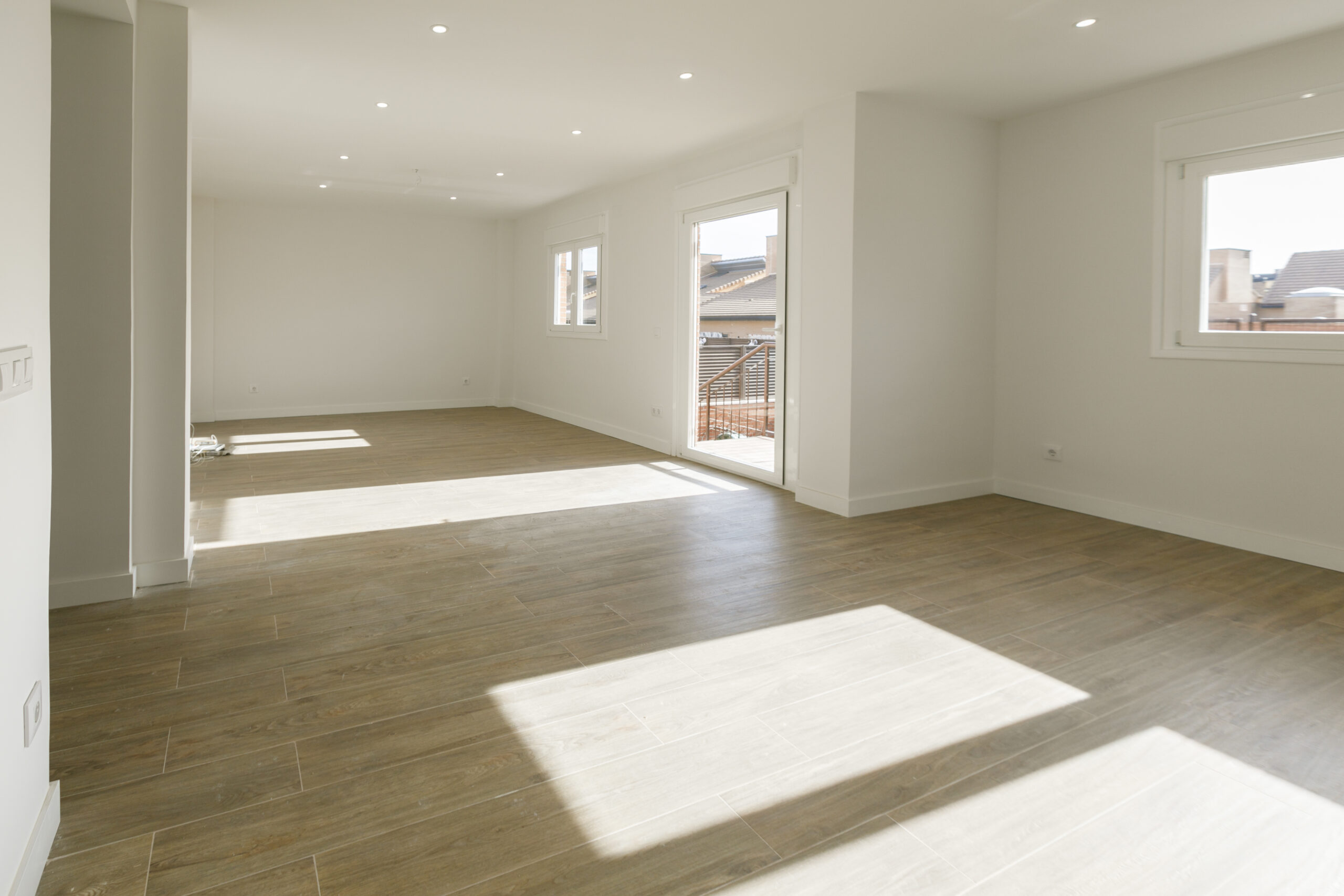 Salón en blanco de un chalet