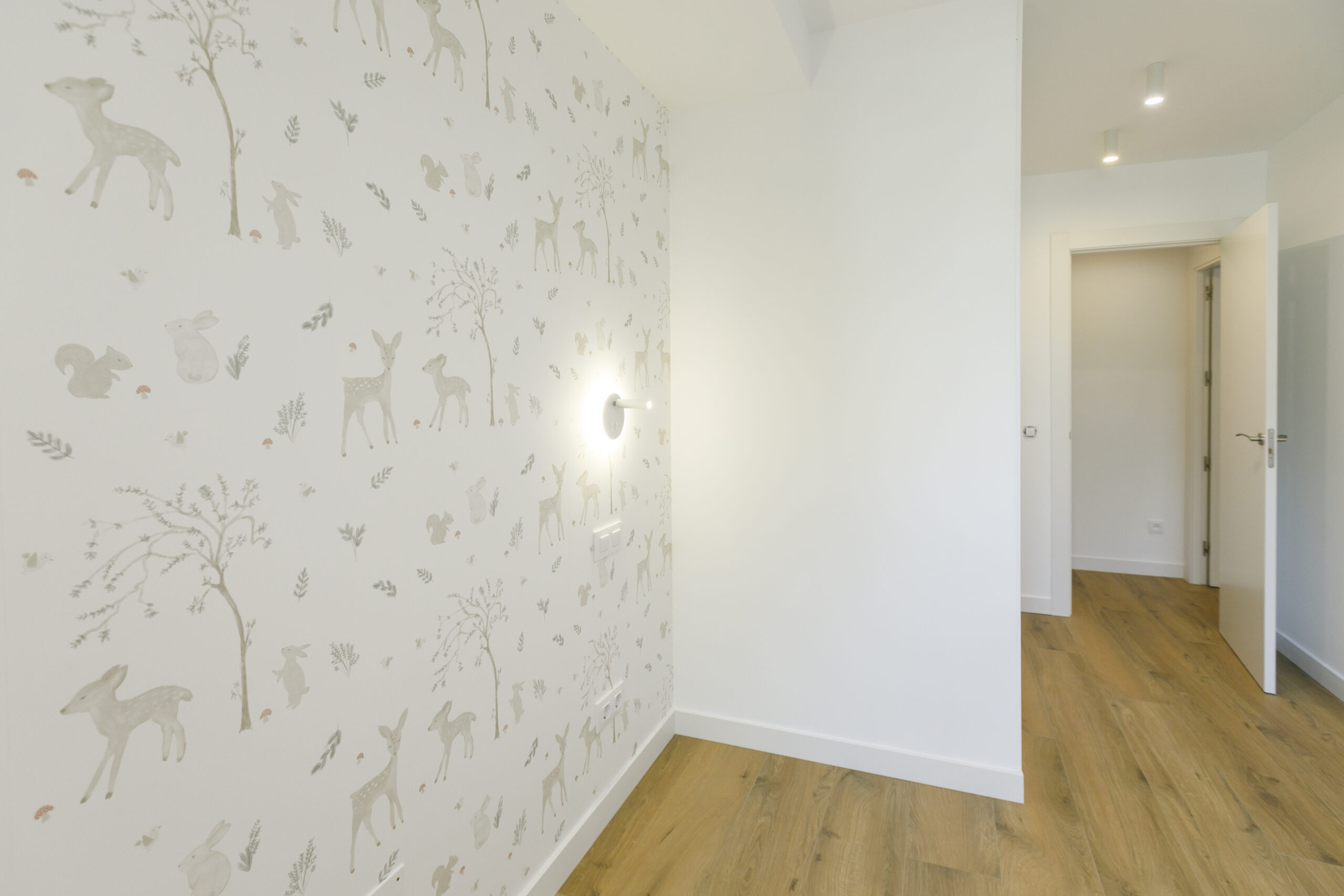 Habitación con papel pintado infantil