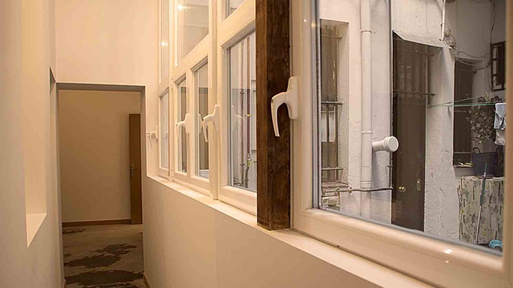 Vista desde un pasillo a un patio interior