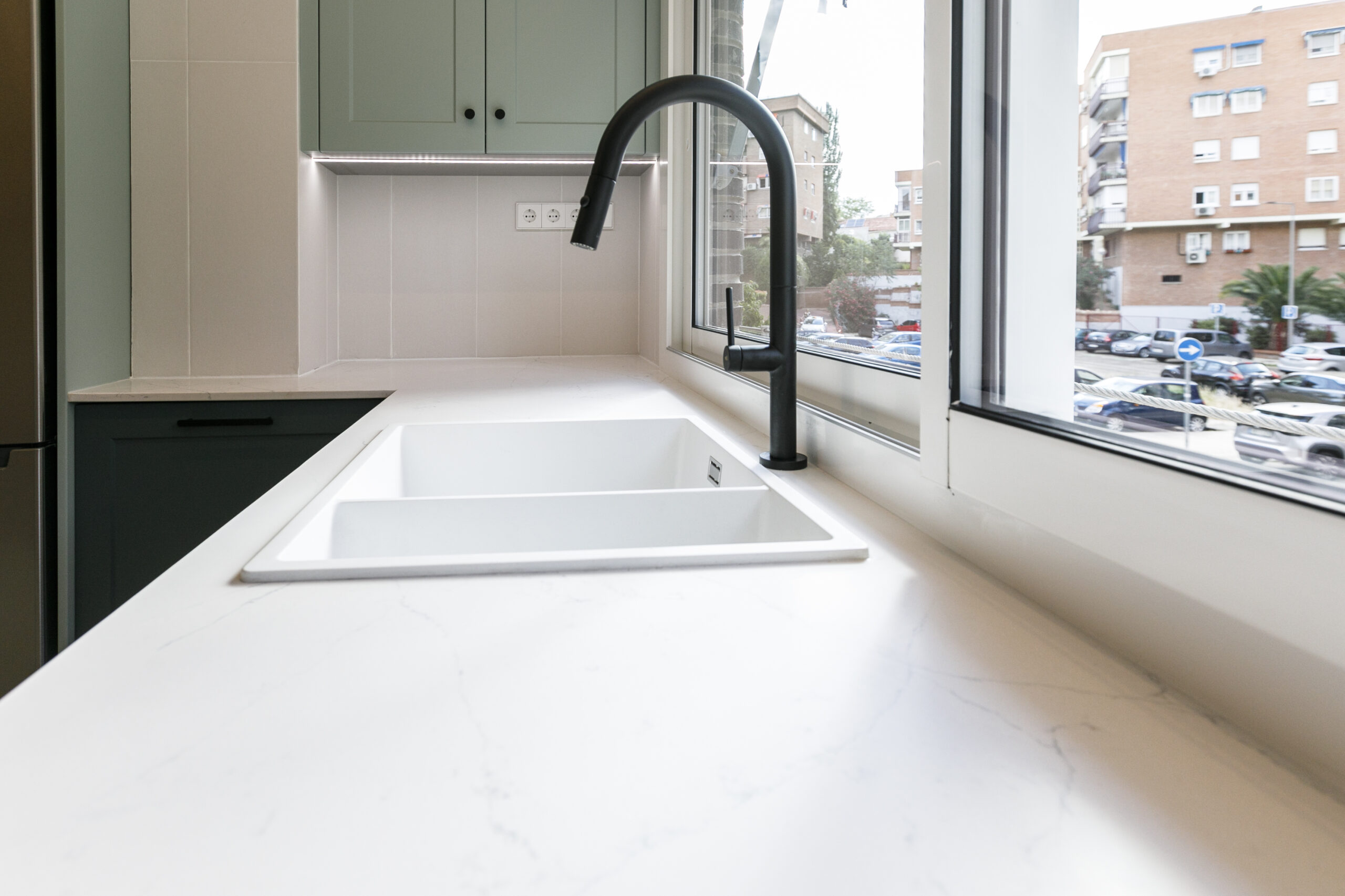 Fregadero blanco con grifería negra